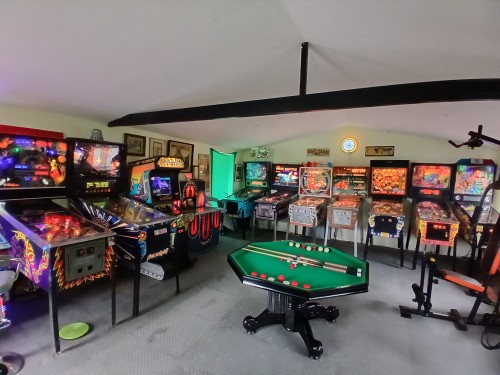 10pinballmachines.jukeboxandbumperpool.RichardBlankCostaRicaCollection.jpg