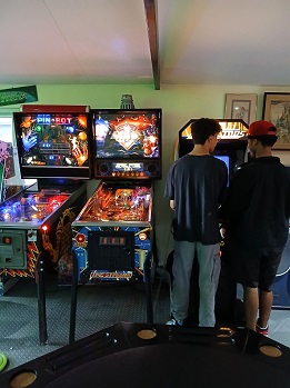 2pinballmachinesandavindicatorsarcademachine.RichardBlankCostaRicaCollectiond3863.jpg