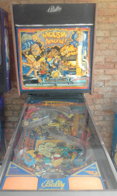 COSTARICA1989BALLYMOUSINAROUNDPINBALLMACHINE.jpg