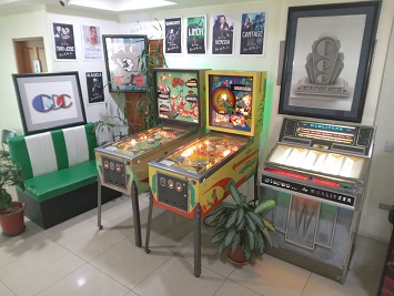 2vintagepinballmachines.RichardBlankCostaRicaCollection.jpg